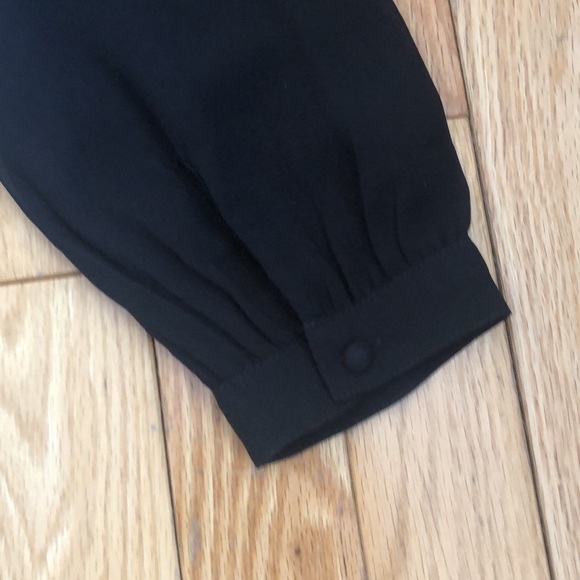 ABERCROMBIE & FITCH zip back sheer sleeve romper in black. Size 2. - Picture 12 of 15